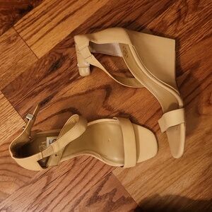 Ann Taylor Wedge Sandals Sz 7.5 Nude